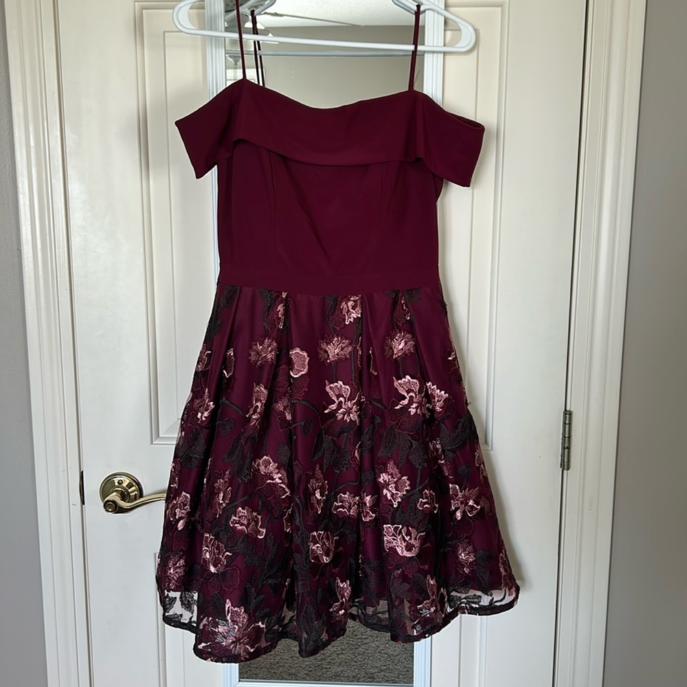 Size 5, but fits anywhere from 4-6. Good Condition.